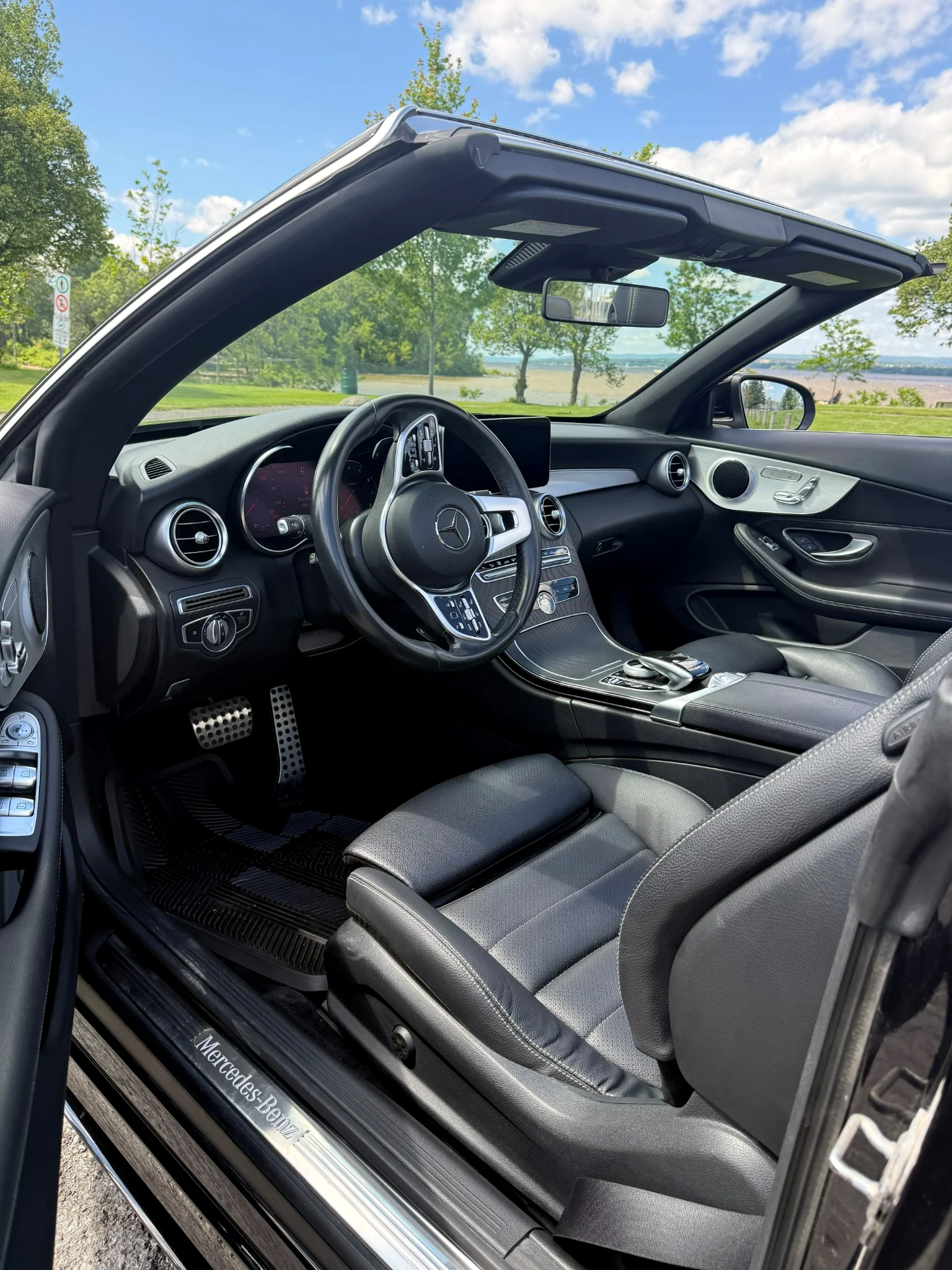Mercedes-Benz C 300 driver cabin with roof open